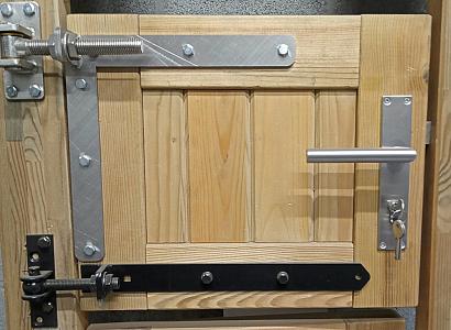 Verstelbaar poortbeslag | zwart gepoedercoat 1000x40x5mm