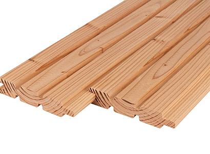 <p><strong>Douglas rhombus kopen bij Valkwood – moderne gevelplank met tijdloze lijnen</strong></p>

<p>Zoek je een strakke, weerbestendige gevel- of schuttingplank die méér doet dan alleen beschermen? Douglas rhombusprofiel – met zijn kenmerkende schuine kanten – geeft elke wand een luxe lattenlook en laat regenwater razendsnel aflopen. Onze rhombusplanken zijn vers gezaagd uit Europees Douglas, duurzaamheids­klasse 3, en beschikbaar in meerdere uitvoeringen zodat jij altijd de perfecte match vindt.</p>

<p>Waarom Douglas rhombus?</p>

<ul>
	<li>
	<p><strong>Architectonische uitstraling</strong> – horizontale latten zonder zichtbare schroeven</p>
	</li>
	<li>
	<p><strong>Natuurlijke duurzaamheid</strong> – 10-15 jaar onbehandeld, nóg langer met olie of beits</p>
	</li>
	<li>
	<p><strong>Slim profiel</strong> – ventileert automatisch en voorkomt waterstagnatie</p>
	</li>
	<li>
	<p><strong>Gemakkelijk te monteren</strong> – zagen, schroeven en klaar; geen frezen nodig</p>
	</li>
	<li>
	<p><strong>Drie looks</strong> – blank (vergrijst mooi), bruin geïmpregneerd (warme tint) of zwart gedompeld (design-statement)</p>
	</li>
</ul>

<p>Assortiment (populairste maten)</p>

<ul>
	<li>
	<p><strong>Dubbel profiel 27 × 140 mm</strong> – werkende breedte ± 133 mm</p>

	<ul>
		<li>
		<p>verkrijgbaar in <em>blank</em>, <em>bruin geïmpregneerd</em> en <em>zwart gedompeld</em></p>
		</li>
	</ul>
	</li>
	<li>
	<p><strong>Triple profiel enkelzijdig 21 × 140 mm</strong> – blank uitvoering</p>
	</li>
	<li>
	<p><strong>Triple profiel dubbelzijdig 27 × 140 mm</strong> – <em>blank</em>, <em>bruin</em> en <em>zwart</em></p>
	</li>
	<li>
	<p><strong>Douglas afdeklat 28 × 55 mm, lengte 220 cm</strong> – zorgt voor een strakke bovenrand; leverbaar in dezelfde drie kleuren</p>
	</li>
</ul>

<p>(Andere lengtes tot 6 m op aanvraag.)</p>

<p>Toepassingen</p>

<ul>
	<li>
	<p>Gevelbekleding van woning, schuur of tuinkantoor</p>
	</li>
	<li>
	<p>Horizontale schutting met high-end lattenlook</p>
	</li>
	<li>
	<p>Dakrand- of boeiboordafwerking</p>
	</li>
	<li>
	<p>Akoestische binnenwand of plafond­accent</p>
	</li>
</ul>

<p>Verwerkingstips</p>

<ol>
	<li>
	<p>Monteer rhombusplanken op rachelwerk <strong>hart-op-hart 60 cm</strong> voor stabiliteit.</p>
	</li>
	<li>
	<p>Gebruik <strong>RVS-schroeven 4 × 50 mm</strong> en schroef in het dikke deel; de kop valt weg in de overlap.</p>
	</li>
	<li>
	<p>Laat onderaan minimaal 20 mm ventilatieruimte vanaf de bestrating.</p>
	</li>
	<li>
	<p>Behandel kopse kanten met sealer om indringen van vocht te beperken.</p>
	</li>
	<li>
	<p>Zwart of bruin gedompeld? Werk na montage af met een onderhoudsbeits voor maximale kleurbehoud.</p>
	</li>
</ol>

<p>Veelgestelde vragen</p>

<p><strong>Hoeveel planken heb ik per m² nodig?</strong><br />
Bij een werkende breedte van 133 mm heb je ca. 7,5 planken per m². Voeg 5-10 % snijverlies toe.</p>

<p><strong>Vergrijst blank Douglas snel?</strong><br />
Ja, binnen 6-12 maanden ontstaat een zilvergrijze tint. Een UV-bestendige olie vertraagt dit proces.</p>

<p><strong>Is de kleur bij zwart gedompeld echt dekkend?</strong><br />
Dompelen geeft een goede basislaag; voor een vol­dekkend “zwart-zwart” adviseren we na montage nog één afwerklaag.</p>

<p><strong>Hoe wordt er geleverd?</strong><br />
Eigen transport in Nederland en België. Boven € 2.500 (incl. btw) leveren we gratis binnen Nederland.</p>

<p>Waarom Valkwood?</p>

<ul>
	<li>
	<p>Volledige voorraad rhombusplanken in alle populaire profielen en lengtes</p>
	</li>
	<li>
	<p>Mogelijkheid op maat zagen en netjes verpakt aanleveren – jij hoeft alleen nog te monteren</p>
	</li>
	<li>
	<p>Persoonlijk contact met échte hout­specialisten.</p>
	</li>
</ul>

<p><strong>Klaar voor een gevel die eruit springt?</strong><br />
Check live voorraad en actuele meterprijzen op Valkwood.nl, voeg jouw Douglas rhombusprofielen toe aan de winkelwagen en maak van je wand of schutting een blikvanger met karakter.</p>
